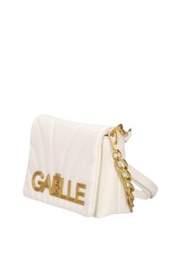Borsa a tracolla bianca trapuntata con hardware dorato e tracolla a catena, con il testo in rilievo "GAËLLE" sul davanti. Forma rettangolare.