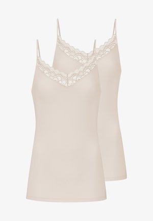 Dwa beżowe damskie topy na ramiączkach z koronkową lamówką przy dekolcie w kształcie litery V i cienkimi ramiączkami, przedstawione na białym tle.