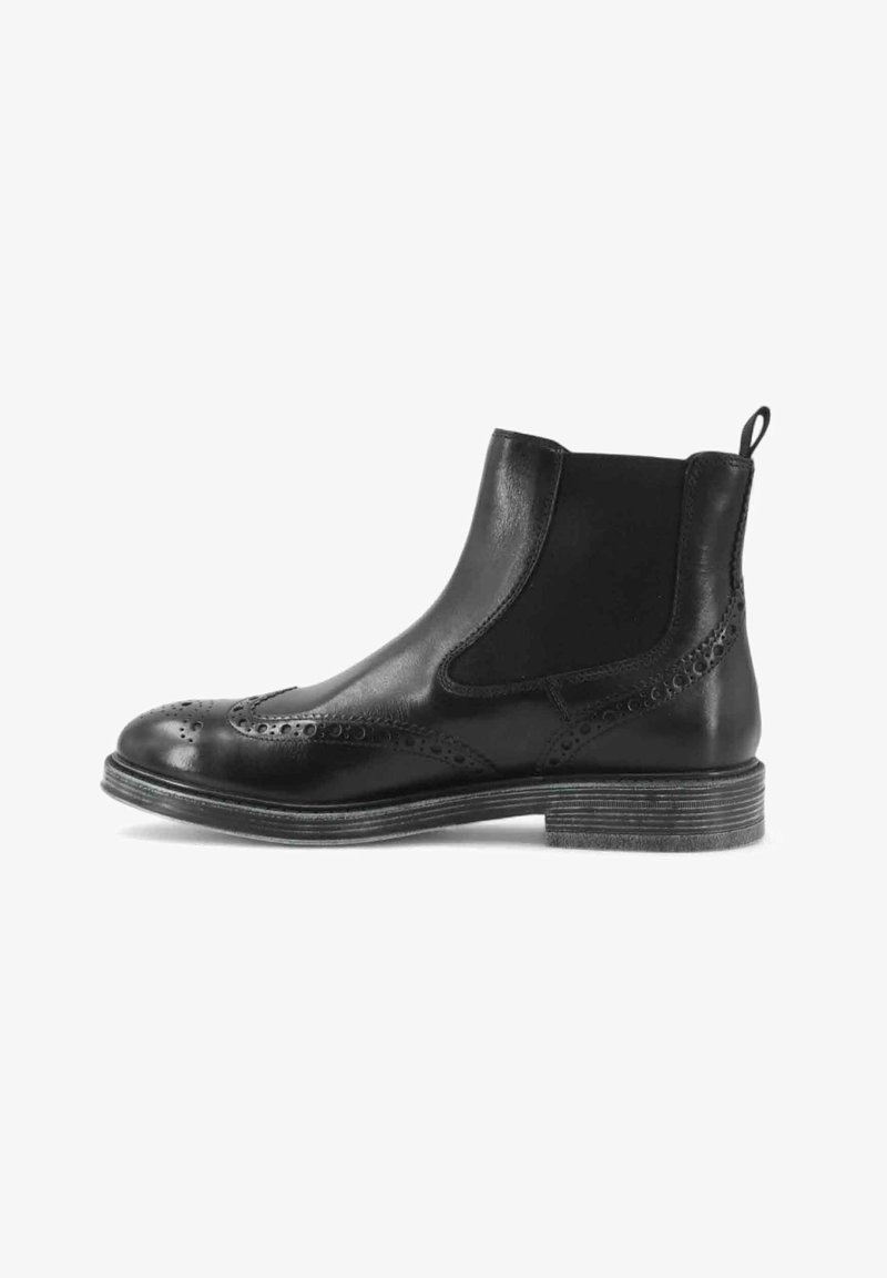 Stivale Chelsea in pelle nera con dettagli brogue, pannelli elastici laterali, linguetta sul tallone e suola in legno impilato, mostrato dal lato esterno.