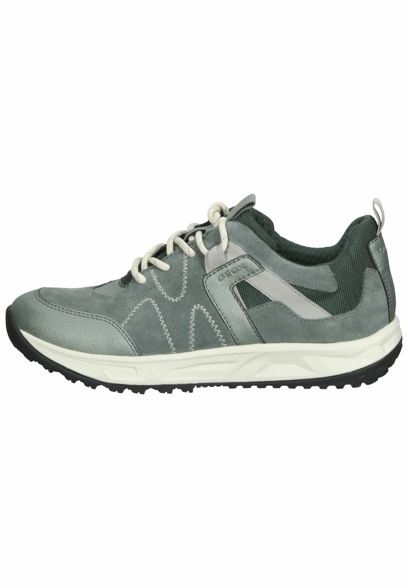 Zapatilla gris y verde con materiales de cuero y malla, que presenta una parte superior texturizada, costuras en contraste y una suela de goma negra.