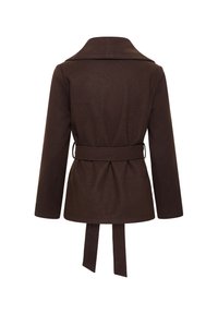 Veste marron foncé à manches longues avec large col et ceinture en tissu nouée dans le dos, vue de dos sur fond blanc.