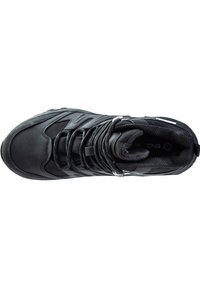 Schwarzer Sportschuh mit einem synthetischen Obermaterial, strukturiertem Design, runder Zehenpartie, sicherem Schnürsystem und gepolsterter Kragen für Komfort.