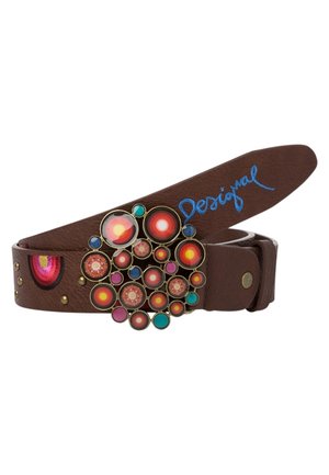 Brauner Ledergürtel mit farbig gemusterter runder Schnalle und kleinen Nieten, mit blauem "Desigual" Schriftzug auf dem Riemen.