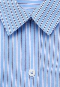 Chemise à col bleu clair rayée, ornée de fines rayures blanches, avec fermeture à boutons et texture de tissu lisse. Les pointes du col sont soigneusement façonnées.