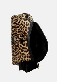 Borsa con stampa leopardata, dotata di un esterno testurizzato simile a pelliccia, rifiniture in pelle nera e chiusura a pettine. Caratterizzata da una tracolla larga e regolabile.