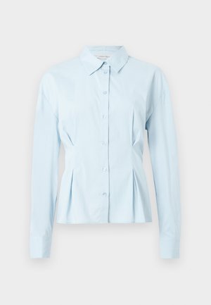 Chemise bleu clair avec col, manches longues, fermeture boutonnée à l'avant et détails plissés à la taille, en tissu lisse.