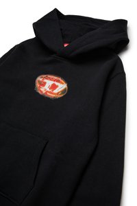 Schwarzer Hoodie aus weicher Baumwolle, mit einer Fronttasche, verstellbarem Kapuzenzug und einem lebhaften, ovalen Grafikdesign auf der Brust.
