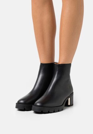 COACH Kotníkové boty na platformě - black