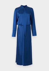 Abito blu in satin con maniche lunghe, collarino alto, vita aderente e gonna lunga con spacco laterale.