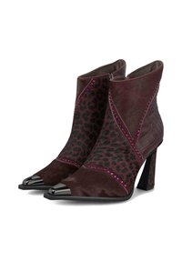 Botines burdeos con puntera puntiaguda, paneles de estampado de leopardo y acentos metálicos. Presentan un cierre de cremallera y detalles texturizados.