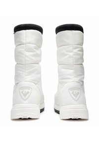 Bílé zateplené boty s nadýchaným designem, černým horním lemováním a gumovými podrážkami. Mají šedé logo na patě a texturované akcenty.