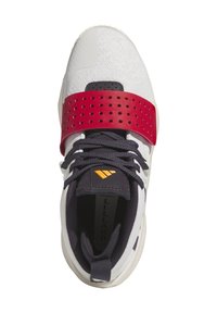 Sportskor med en vit mesh-ovandel, röd perforerad rem, marinblå snören och orange logodetaljer på tungan.