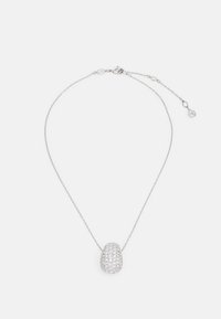 Collar de plata con un charm en forma de lágrima texturizado, adornado con pequeñas piedras brillantes y transparentes, sobre una cadena delgada.