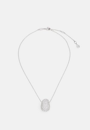 Collana in argento con un ciondolo a forma di goccia di acqua, caratterizzato da una texture e decorato con piccole pietre scintillanti e trasparenti, il tutto su una catena sottile.