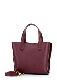 Bordeaux leren handtas met een gegrainede textuur, afgeronde handvatten en een afneembare schouderband met gouden hardware. Compact ontwerp.