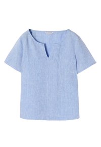 Lichtblauwe linnen blouse met korte mouwen, ronde halslijn, centrale verticale plooien en een lichte V-vormige uitsnijding.