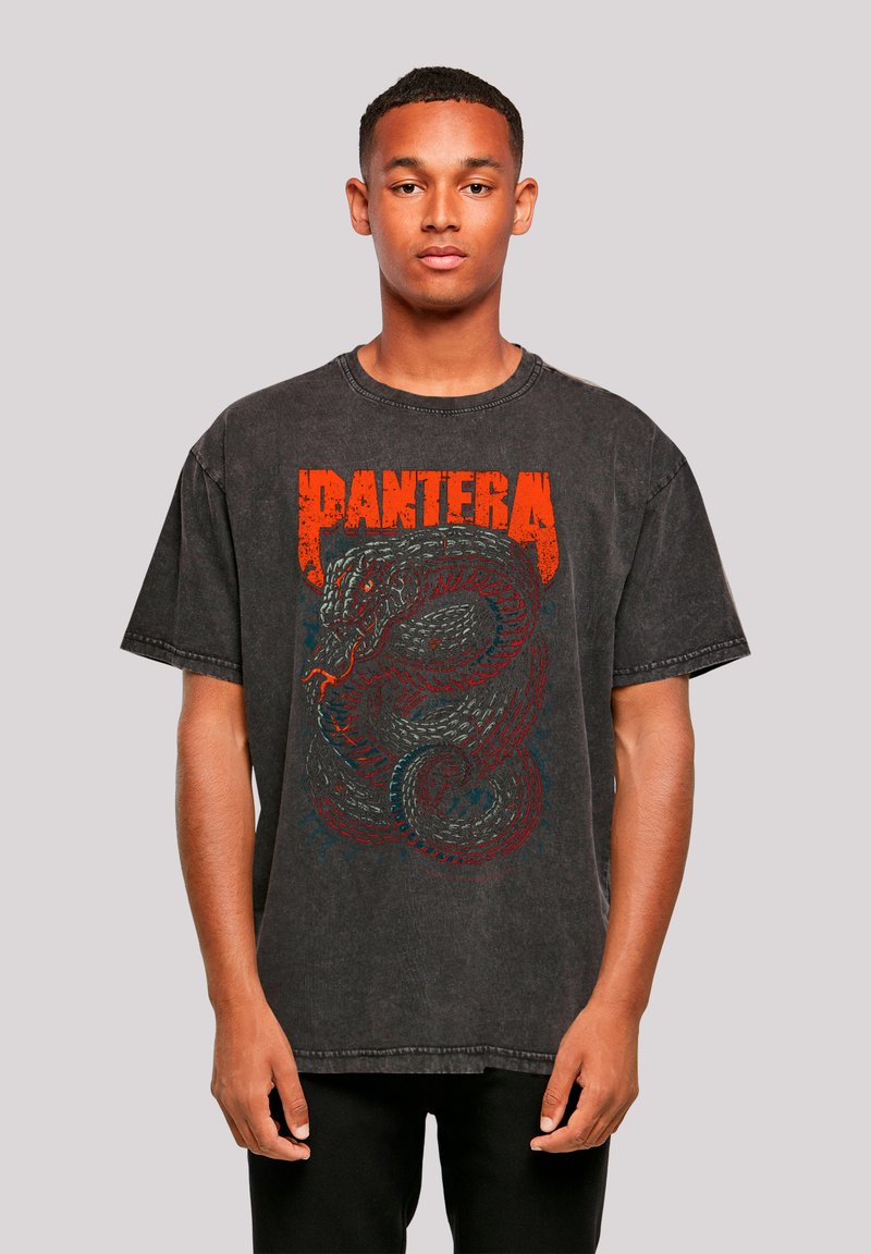 Schwarzes übergroßes T-Shirt mit einem Grafikdesign eines Schlangens und "PANTERA" in fetten orangefarbenen Buchstaben. Aus Baumwollmaterial mit einem abgenutzten Look.
