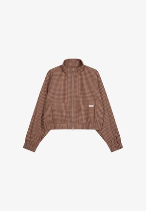 Veste courte à carreaux marron et noir avec fermeture éclair intégrale à l'avant, col montant, manches longues, poignets élastiques et deux poches avant avec une petite étiquette.