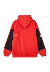 Sudadera de forro polar roja con un acento negro en las mangas, puños elásticos y un dobladillo con cordón. Presenta un detalle bordado cerca del escote.