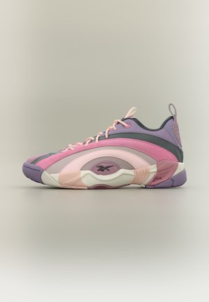 Αθλητικό παπούτσι σε ροζ, μωβ και γκρι αποχρώσεις με λεπτομέρειες από σουέντ και δίχτυ, διαθέτει μοναδικό σχεδιασμό καμπυλωτής σόλας και κλείσιμο με κορδόνια.
