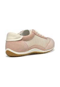 Sneaker rosa chiaro con una combinazione di camoscio e rete, suola in gomma testurizzata e lacci bianchi. Parte posteriore con un inserto beige. Design durevole.
