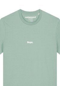 Mintgroene katoenen T-shirt met ronde hals. Voorkant bedrukt met het woord "Nope." in het wit. Zachte textuur, casual ontwerp.