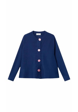 Cardigan azul marino hecho de tela suave, con un escote redondo y cinco botones rosas en la parte delantera, mangas largas con un ajuste relajado.