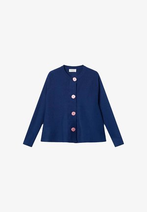 Cardigan azul marino hecho de tela suave, con un escote redondo y cinco botones rosas en la parte delantera, mangas largas con un ajuste relajado.