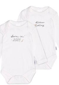 Zwei weiße Babybodysuits mit langen Ärmeln. Einer hat den Text "born in 2025" und eine Mondgrafik, der andere zeigt "kleiner Liebling" in Schreibschrift.