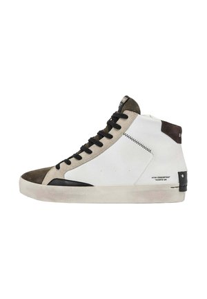 Sneaker mid-top in tela bianca con accenti in suede marrone. Presenta lacci neri, suola in gomma testurizzata e dettagli di cucitura distintivi.