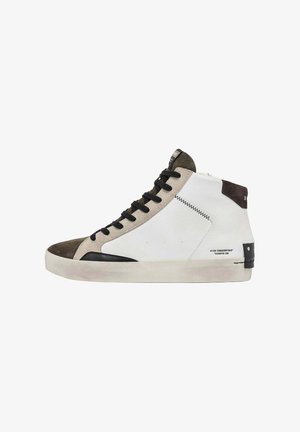 Sneaker mid-top in tela bianca con accenti in suede marrone. Presenta lacci neri, suola in gomma testurizzata e dettagli di cucitura distintivi.