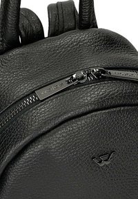 Czarny skórzany plecak z teksturowaną powierzchnią, srebrnym zamkiem błyskawicznym i ozdobami z logo. Kompaktowy design z dwoma paskami na górze.