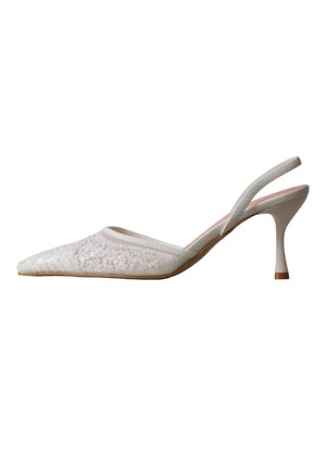 Zapato blanco de tacón alto con tira trasera, puntera puntiaguda cubierta de pequeñas lentejuelas blancas y un tacón delgado y curvado.