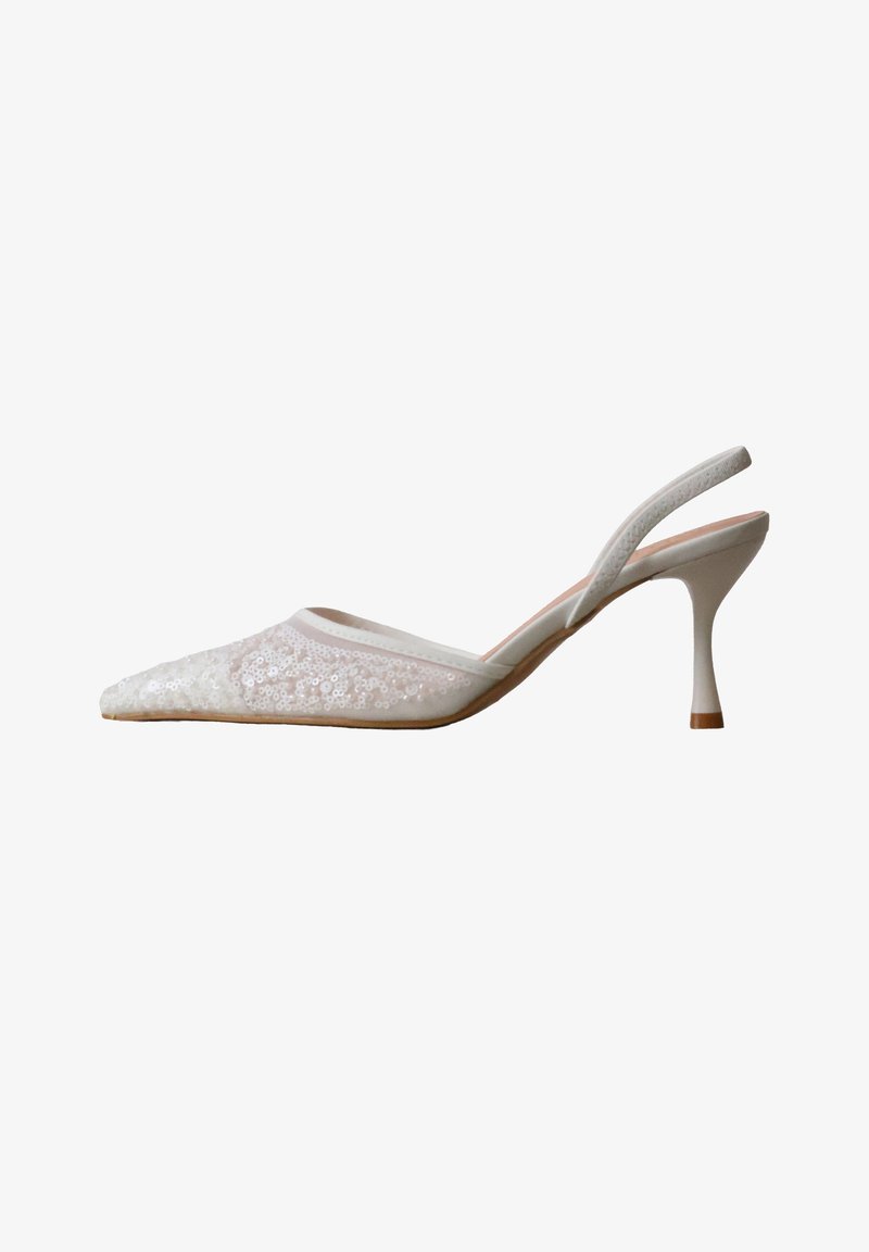 Chaussure à talon haut blanche avec bride arrière, bout pointu recouvert de petits sequins blancs et talon fin et courbé.
