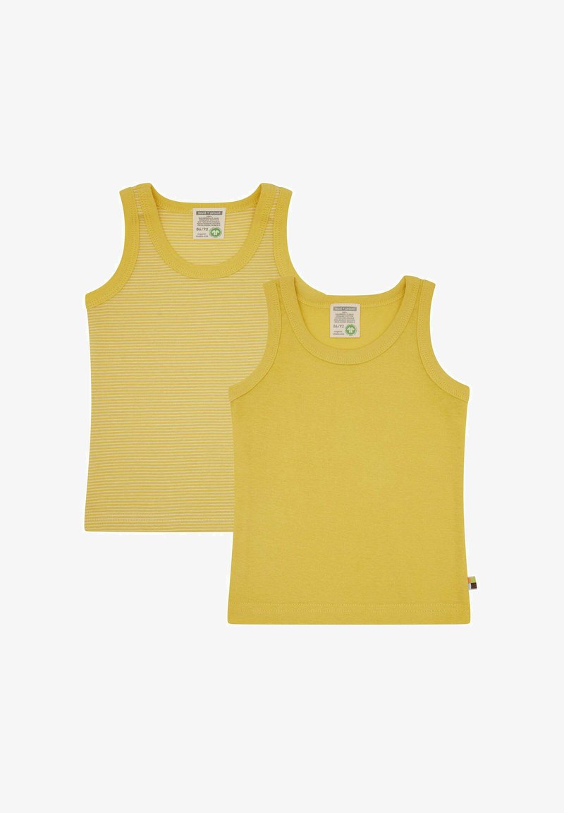 Geel tanktops, één effen en één met dunne witte strepen, gemaakt van zacht materiaal. Heeft ronde halsen en brede armsgaten.