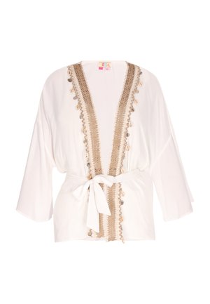 Weißer Kimono mit offenem Vorderteil und langen Ärmeln, ausgestattet mit einem dekorativen beigen Rand und kleinen Muschel-Akzenten, der an der Taille mit einem Stoffgürtel gebunden ist.