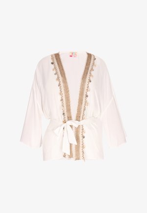 Biely kimono s otvoreným predným dielom a dlhými rukávmi, s dekoratívnym béžovým lemom a malými mušľovými akcentmi, zaviazané v páse látkovým opaskom.