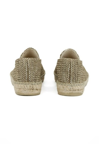 Espadrillas beige intrecciate con punta rotonda, superiore in tessuto testurizzato e zeppa in juta intrecciata. Sole piatto, senza hardware o decorazioni visibili.