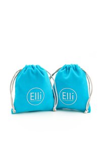 Dve turkizne tkaninske vrečke s potegnjenim vrvico v srebrni barvi. Vsaka vrečka ima belo krožno oznako s tekstom "Elli by Julie & Grace."
