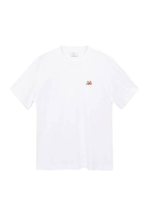 Weißes Baumwoll-T-Shirt mit einer kleinen orangefarbenen Krabbenstickerei auf der linken Brust. Klassischer Rundhalsausschnitt und kurze Ärmel.