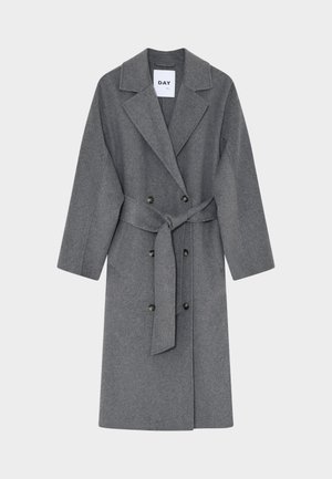 Grå ullkappa med dubbelknäppt framsida, stora slag, skärp i midjan och långa ärmar. Har två stora knappar och en slät textur.