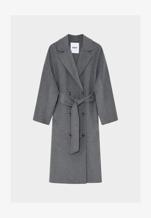 Grå ullkappa med dubbelknäppt framsida, stora slag, skärp i midjan och långa ärmar. Har två stora knappar och en slät textur.