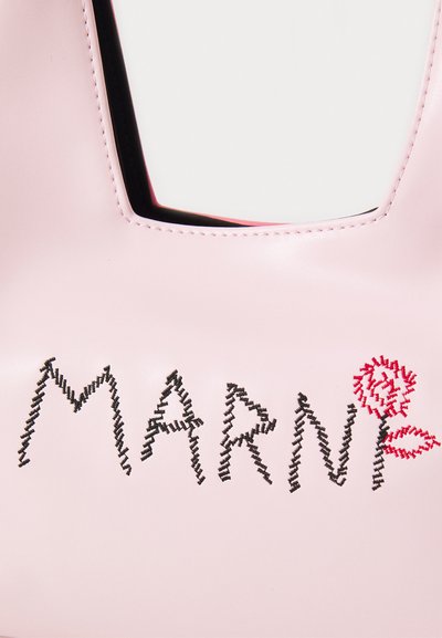 Rosa skinnhåndveske med dristig "MARNI" broderi i svart med rød aksent. Designet inkluderer et kvadratisk utskjært håndtak og glatt tekstur.