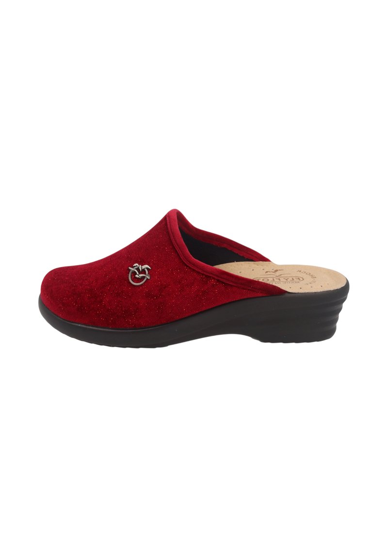 Zoccoli in suede rosso con una bassa suola a cuneo nera, punta tonda e piccolo emblema decorativo metallico sul lato. Superficie texturizzata con glitter.
