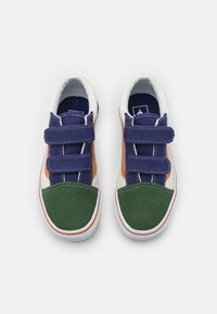 Zapatillas de velcro con un diseño de materiales mixtos en verde, azul marino, naranja y crema, con costuras contrastantes y suelas de goma.