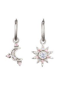 Boucles d'oreilles en argent avec un design de lune croissante et de soleil, ornées de cristaux transparents et roses pour plus de détails.