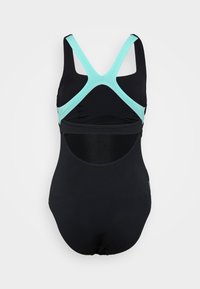 Maillot de bain noir une pièce avec un design de bretelles croisées en aqua. Le tissu semble lisse, avec un dos bas et une coupe ronde sur le bas.