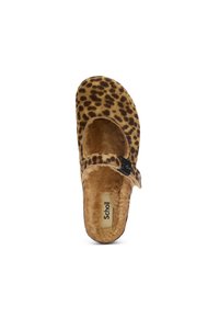 Zoccoli slip-on con motivo leopardato realizzati in materiale morbido, dotati di punta rotonda e una fascia nera regolabile. Fodera in pelliccia beige visibile all'interno.