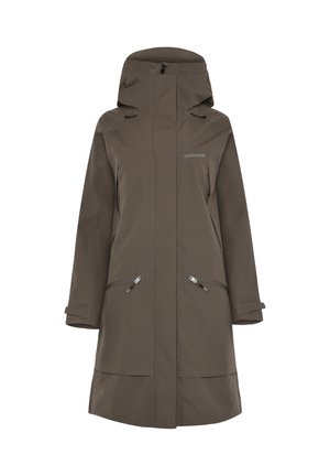 Hnedý nepremokavý dlhý kabát s kapucňou, vybavený vreckami na zips na bokoch a nastaviteľnými manžetami, vyrobený z hladkého, odolného materiálu.