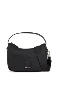 Borsa a spalla in pelle nera con zip sulla parte superiore, texture liscia, forma snella e tracolla regolabile con accenti del logo. Patch quadrato del marchio visibile.